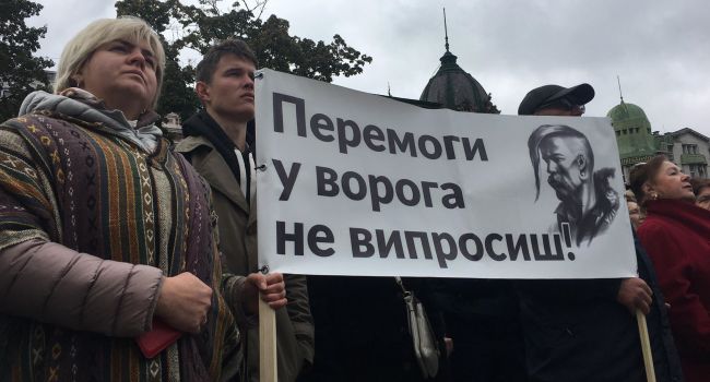 Встревожилось украинское общество потому, что Зеленский начал радикально отступать от своих предвыборных обещаний - мнение