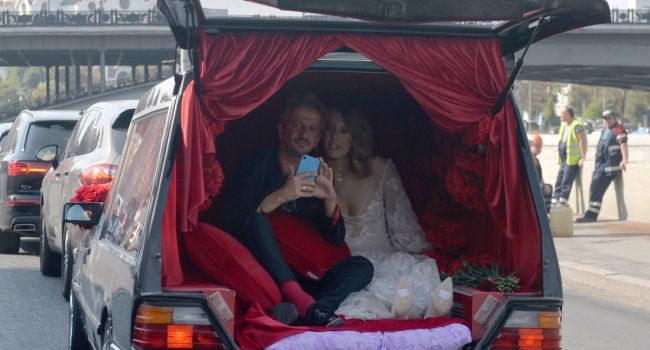 «Чтоб видела страна, что бал в России правит сатана»: Российская поэтесса раскритиковала свадьбу Богомолова и Собчак