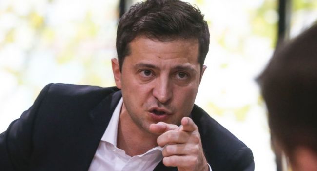  На пресс-марафоне Зеленского мужчина налез на стол и громко кричал о проститутках, геях и абортах 