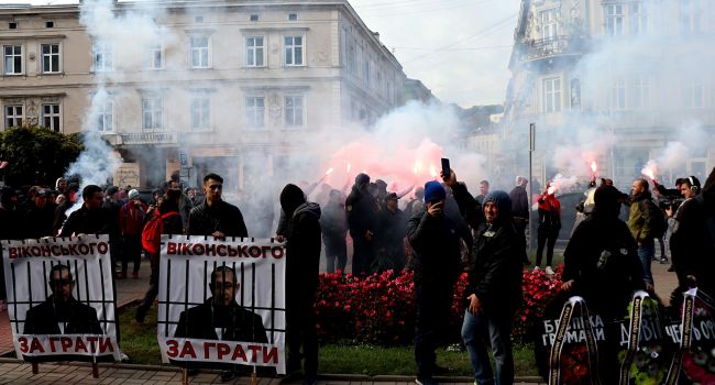 Файеры и гроб в центре Львова - чего требуют активисты, вышедшие на акцию протеста?