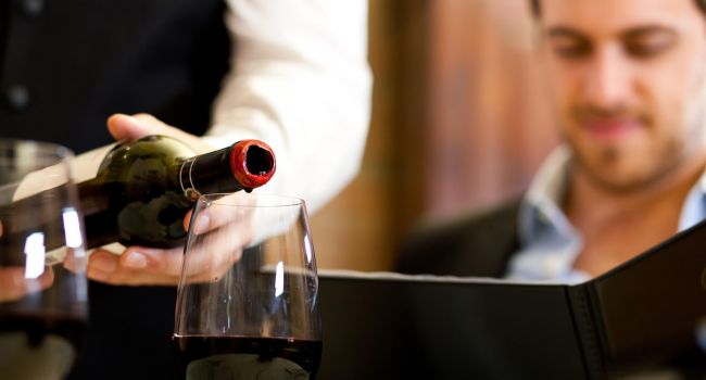 «Употребление пары бокалов вина» Учёные доказали предрасположенность к риску преждевременной смерти