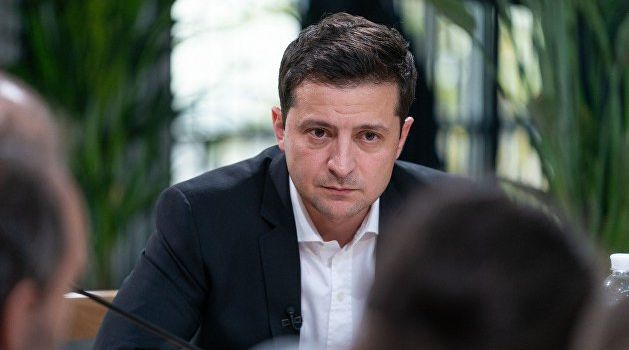 «Наверное, единственный президент в мире»: в сети показали фото Зеленского в парке с последней моделью iPhone «Наверное, единственный президент в мире»: в сети показали фото Зеленского в парке с последней моделью iPhone