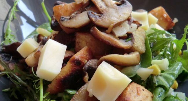 Лучшие блюда осени: Салат из овечьего сыра и грибов