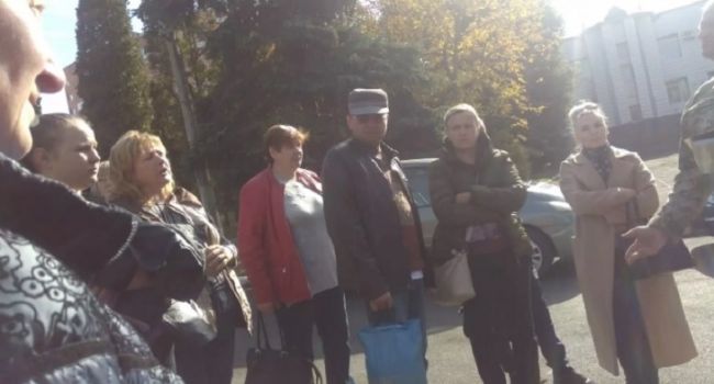В Тернополе родители возмутились «охотой на призывников», устроив скандал под военкоматом