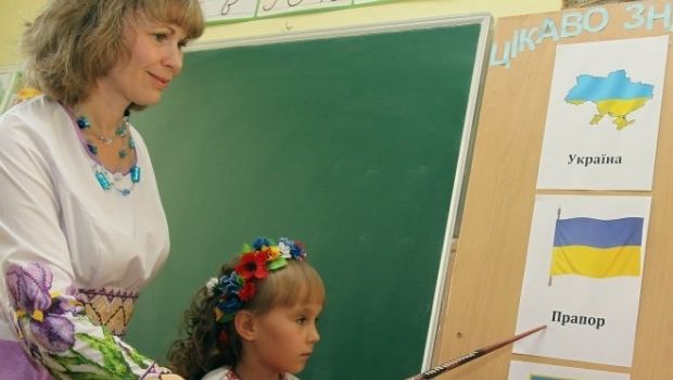 Партия Вакарчука надумала отнять у педагогов доплаты и надбавки: учителя в гневе