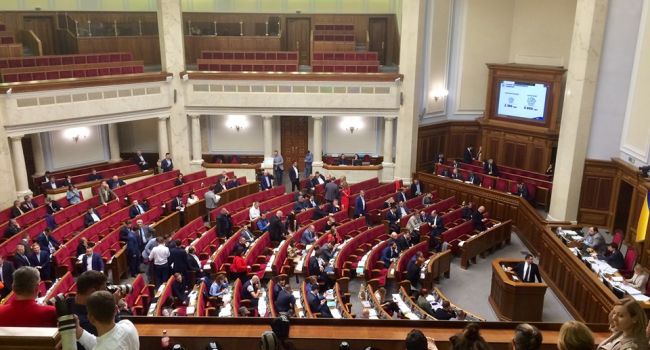 «Слуги» не продержались и полгода: пятница – снова полупустой зал парламента