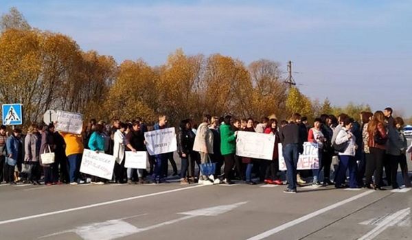 Учителя под Житомиром вышли на протест: в чем причина