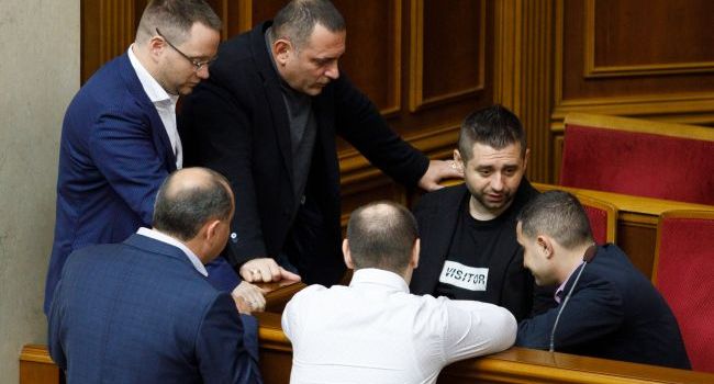 Политолог: народ в восторге от идеи руководства «Слуги народа» просеять своих нардепов через полиграф Политолог: народ в восторге от идеи руководства «Слуги народа» просеять своих нардепов через полиграф