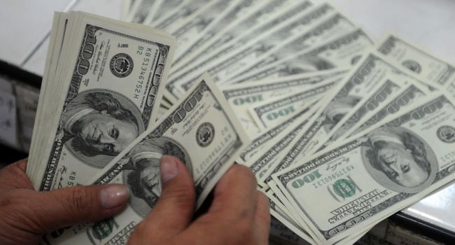 Госказна или средства олигархов: журналист рассказал, откуда взяли деньги для долларовых заплат «слуг народа» в конвертах