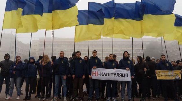«Нет капитуляции»: У стен Киевской ОГА собрались активисты и выставили Зеленскому жесткие требования «Нет капитуляции»: У стен Киевской ОГА собрались активисты и выставили Зеленскому жесткие требования