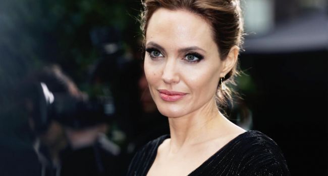 «Я надеюсь, что мой выбор позволит мне прожить немного дольше»: Анджелина Джоли рассказала о пережитой операции по удалению груди и яичников