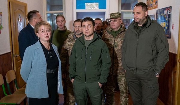 «Пускай бывшие военные сидят дома»: помощник Зеленского прокомментировал его визит на Донбасс