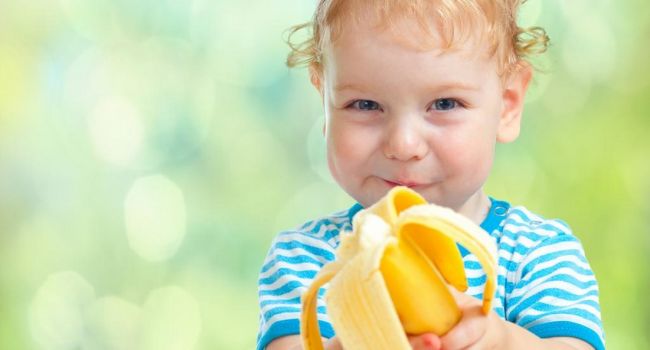 «Банан - пища обезьян»: Медики не рекомендуют есть много бананов маленьким детям