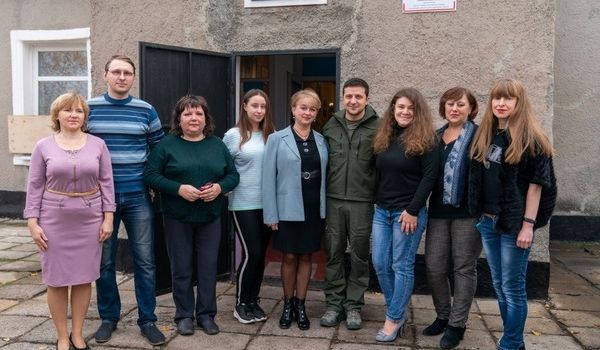 Подставные учителя и несуществующая школа: Зеленского подловили на новом вранье в Золотом 