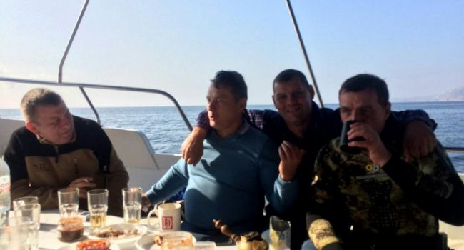 «Гиркин капут»: Террорист «Бес» в Крыму с военными РФ «пьют за Стрелкова»