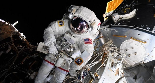 Впервые за много лет российским космонавтам придётся надеть американские скафандры