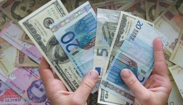 Целых 12 миллиардов: стало известно, сколько заробитчане перечислили в Украину денег 