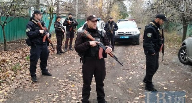 В Нацполиции подтвердили, что были в Золотом, но «выселять» никого из села не собираются В Нацполиции подтвердили, что были в Золотом, но «выселять» никого из села не собираются