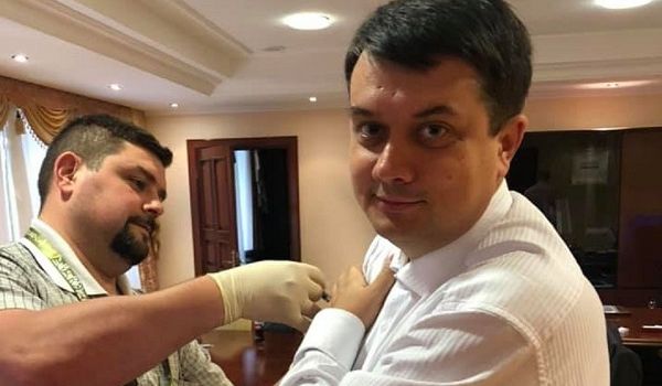 Перед встречей с Зеленским «слугам народа» сделали вакцинацию: в чем причина