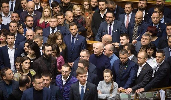 Бунт в Раде: депутаты от «Слуги народа» заблокировали трибуну, требуя наказания для Фединой Бунт в Раде: депутаты от «Слуги народа» заблокировали трибуну, требуя наказания для Фединой