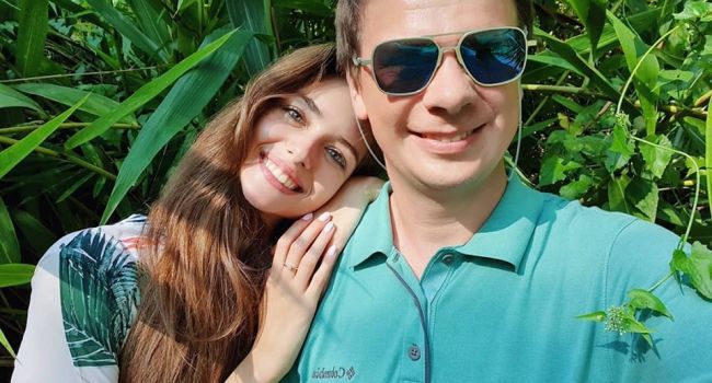 «Привезла вкусный украинский мед, новые запасы сала и черного хлеба»: Дмитрий Комаров поделился трогательной историей со своей женой