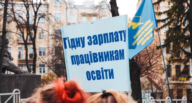 «Каникулы не для отдыха»: Чего хотят добиться учителя