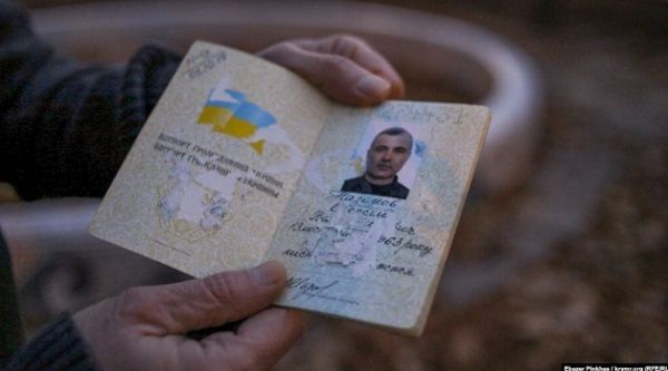 Склеили страницы паспорта: оккупанты в Крыму решились на подлую провокацию 
