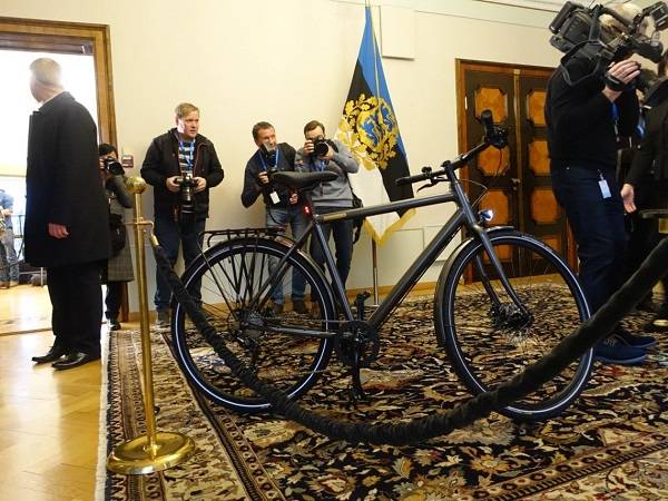 Зеленскому в Эстонии подарили велосипед и пол-литра меда 