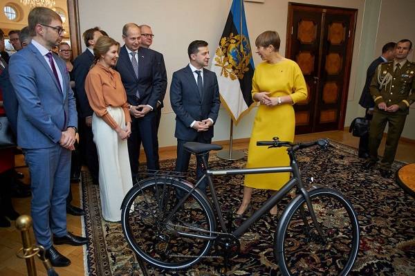 Зеленскому в Эстонии подарили велосипед и пол-литра меда 