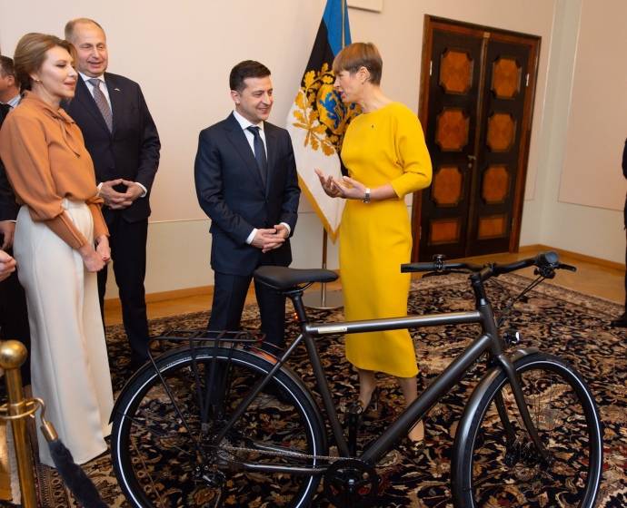 «Для его превосходительства»: В Эстонии президент подарила Зеленскому электровелосипед «Для его превосходительства»: В Эстонии президент подарила Зеленскому электровелосипед