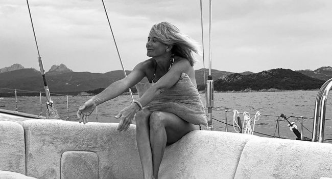 «Скинуть одежду на фоне яхты - это модно»: Юлия Высоцкая обнажилась ради лайков в Инстаграм