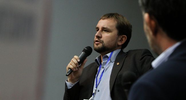 «Размахивал руками и рассказывал о ноябрьской революции»: Азаров рассказал о новых уникальных исторических фактах от Вятровича «Размахивал руками и рассказывал о ноябрьской революции»: Азаров рассказал о новых уникальных исторических фактах от Вятровича