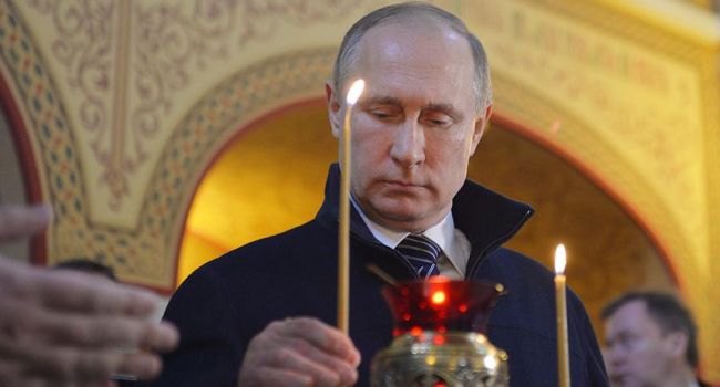 «Николай тоже думал, что века будут править Романовы. И как кончил!» Путин разозлил россиян, целуя икону 