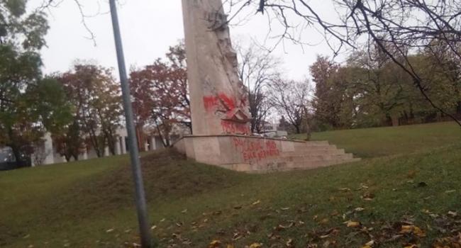 Надписями «1956 можем повторить» и «Русский мир вернется» в Будапеште был осквернен памятник жертвам революции 1956