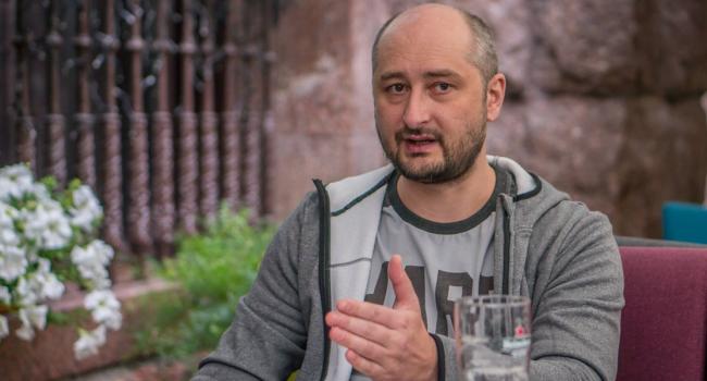«Аркаша уже на новом месте и собирает на макароны и пиво»: Юрист рассказал о побеге Бабченко