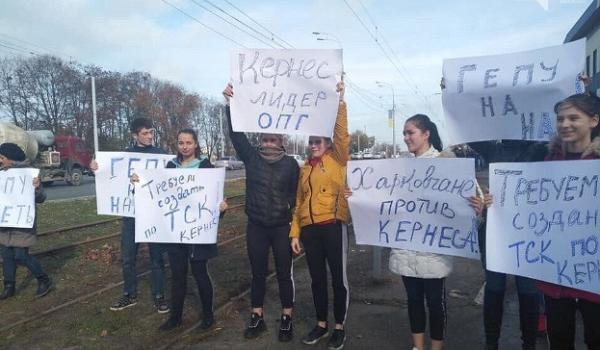 «Кернес – лидер ОПГ»: Зеленского в Харькове встретили разъяренные люди 