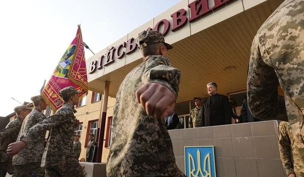 «Не было ничего, но была большая любовь к Украине и вера в наше государство»: Порошенко встретился с воспитанниками Военного лицея в Кременной 