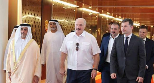 «Белорусским врачам не доверяет, и боится покушения»: Блогер утверждает, что Лукашенко серьезно болен, и лечится в Эмиратах