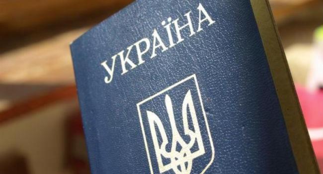 Эксперт: Без официального разрешения украинцы свободно получают двойное гражданство