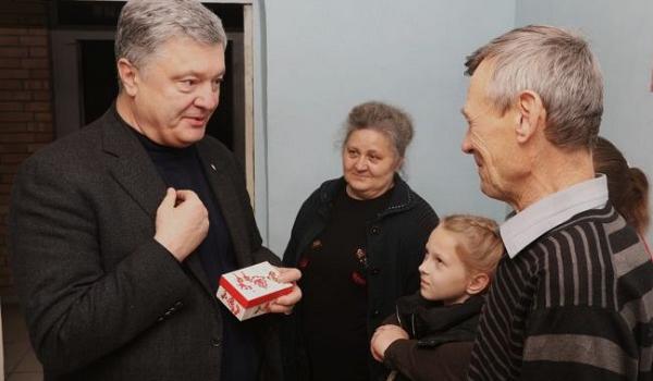 Порошенко и его команда подарили дом семье из Марьинки 