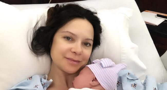 «Мы воспитываем ребёнка хорошо и очень правильно»: Лилия Подкопаева показала фото с маленькой дочкой