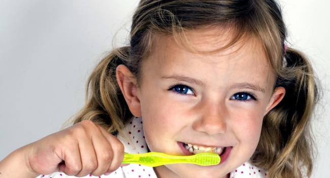 «Чистите зубы, пока они есть»: Стоматологи рекомендуют не только чистить зубы, но и делать это не во вред им