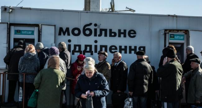 Журналист: украинский паспорт нужен жителям ОРДЛО лишь для того, чтобы ездить за пенсией и социалкой Журналист: украинский паспорт нужен жителям ОРДЛО лишь для того, чтобы ездить за пенсией и социалкой