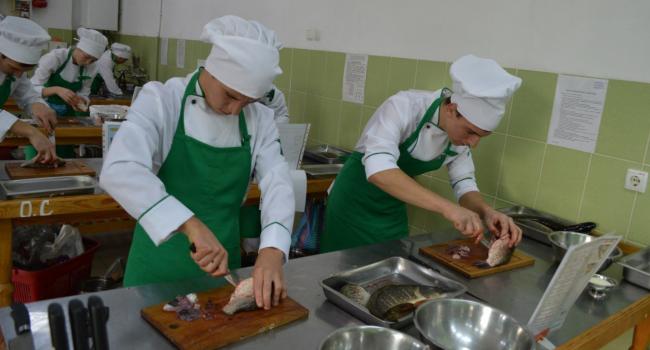 «Лучше быть хорошим работягой, чем ученым так себе»: В Украине поднимут статус профтехобразования в училищах