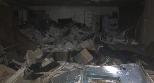Мощным ударом из тяжелого вооружения боевики разбили вдребезги двухэтажных жилой дом у Авдеевки 