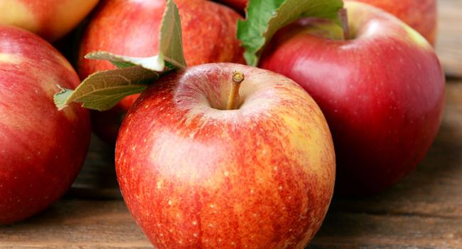 Почему нужно съедать по одному яблоку в день: Медики рассказали о пользе фрукта 