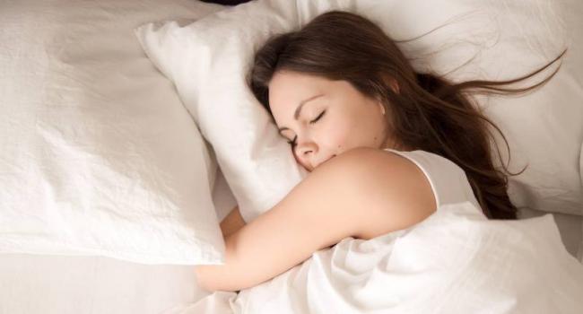 Врач-эндокринолог назвала три правила для похудения во время сна