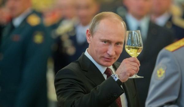 «Назад верни»: Путин попал в конфуз из-за шампанского 