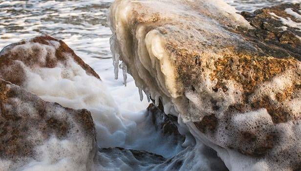 Побережье полностью замерзло: В сети показали, как после шторма выглядит Азовское море 