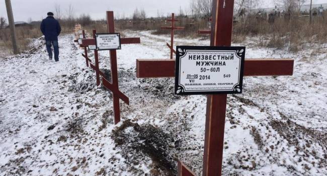 «Это все члены НВФ и российские военные»: Блогер показал фото кладбища с безымянными могилами погибших боевиков Донбасса 